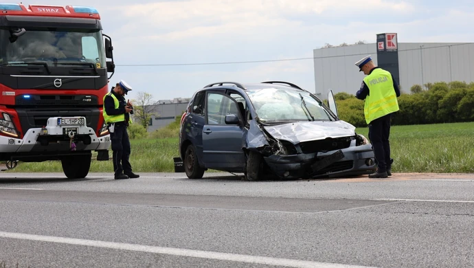 Groźny wypadek w Gomulinie. Toyota uderzyła w przepust – dwie osoby ranne