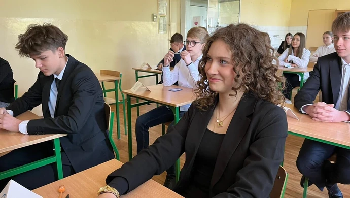 Egzaminy ósmoklasisty 2025 rozpoczęte. Uczniowie SP3 w Piotrkowie zmagają się z językiem polskim