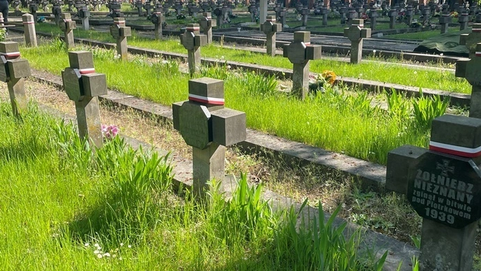 Porządki na cmentarzach – trwa bieżące utrzymanie miejsc pamięci