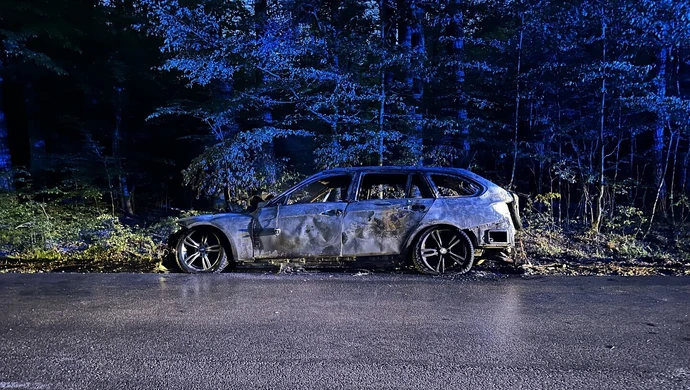 Pożar na drodze Piotrków–Koło. BMW spłonęło doszczętnie