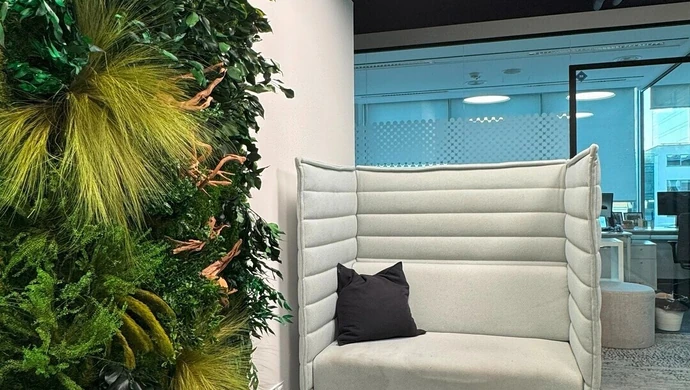 Zieleń na ścianie: korzyści z instalacji ogrodów wertykalnych w przestrzeniach mieszkalnych i komercyjnych