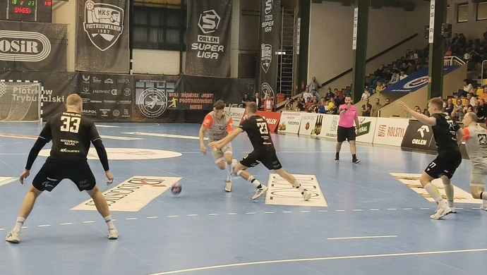 Porażka na własne życzenie. Piotrkowianin na kolanach. Baraże coraz bliżej