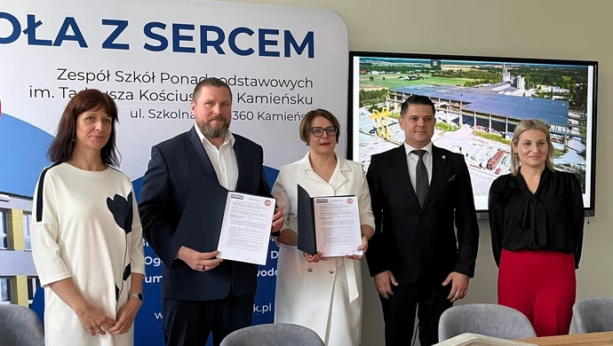 Historyczne partnerstwo w Kamieńsku – ZSP nr 1 podpisuje umowę patronacką z firmą z Gorzkowic