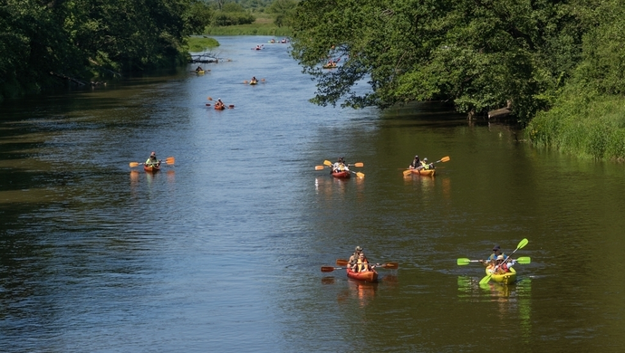 Bezpłatne spływy kajakowe Pilicą dla osób z niepełnosprawnościami i seniorów