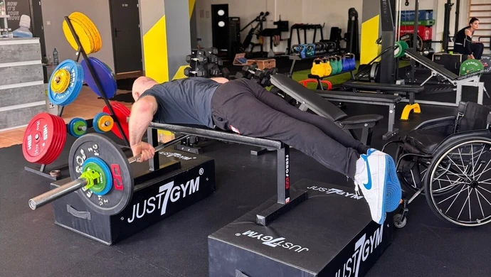 Asystenci pomagają osobom z niepełnosprawnościami