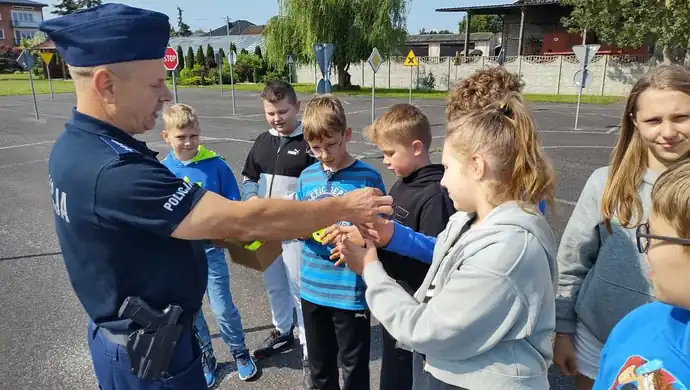 Dzielnicowy z Grabicy przeprowadził egzamin na kartę rowerową