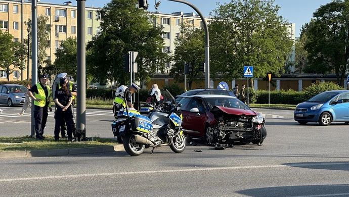 Zderzenie z radiowozem. Policja wjechała na czerwonym świetle 