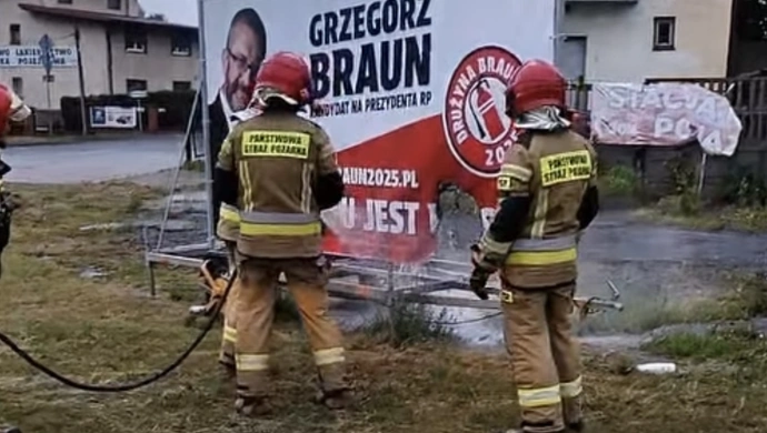 Płonący baner Grzegorza Brauna w Piotrkowie. Celowe podpalenie? FILM