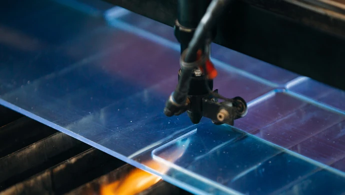 Plexi na wymiar czy samodzielne cięcie? Co wybrać?