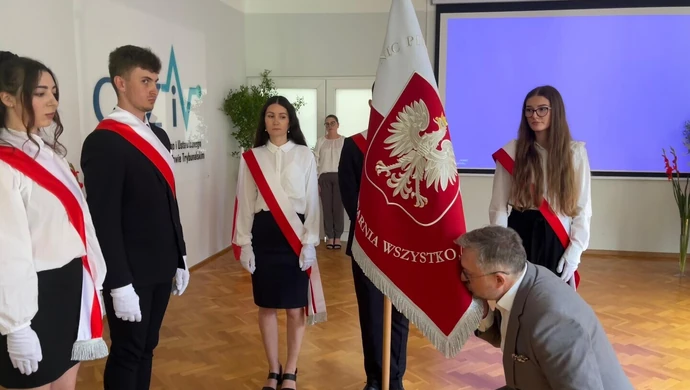 CKZiU w Piotrkowie Trybunalskim z nowym sztandarem – historyczny dzień dla szkoły z tradycjami