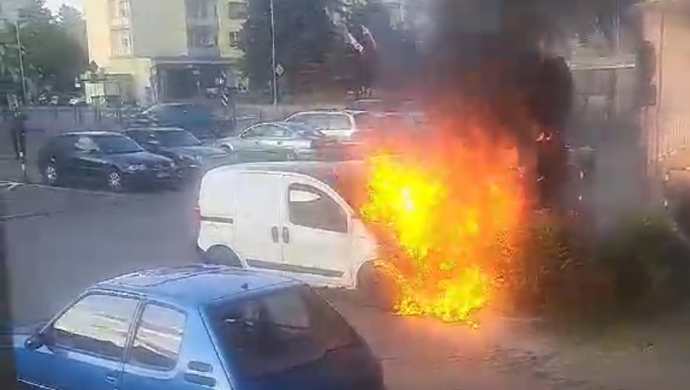 Pożar auta przy hali targowej. Ogień uszkodził dwa pojazdy FILM