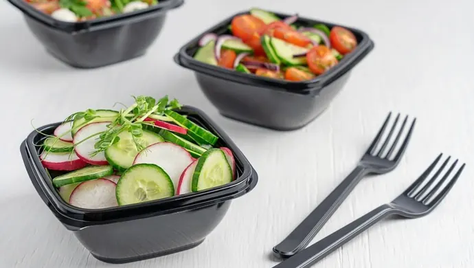 Talerze plastikowe wielorazowe – świetny wybór do barów szybkiej obsługi