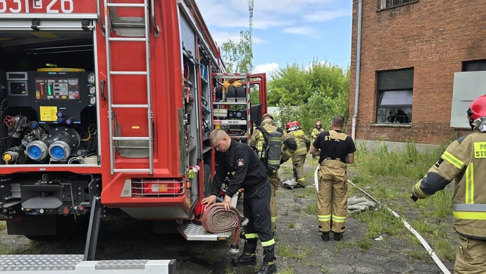 Straż pożarna i policja w akcji na Sulejowskiej. Pożar w dawnym Sigmatexie 