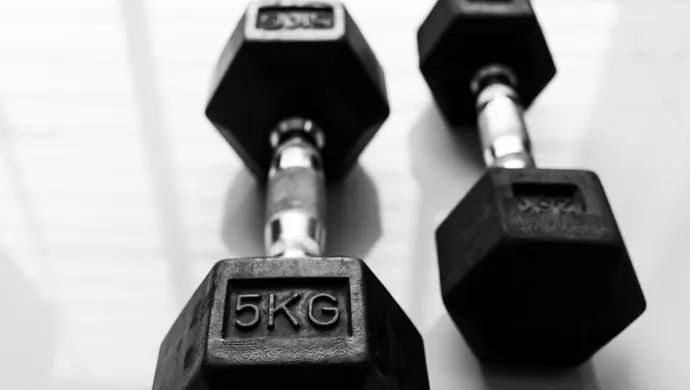 Jak ćwiczyć z hantlami w domu? Praktyczny przewodnik dla każdego