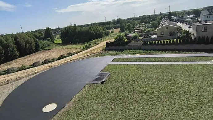 Prace przy budowie bieżni przy Szkole Podstawowej w Gorzkowicach