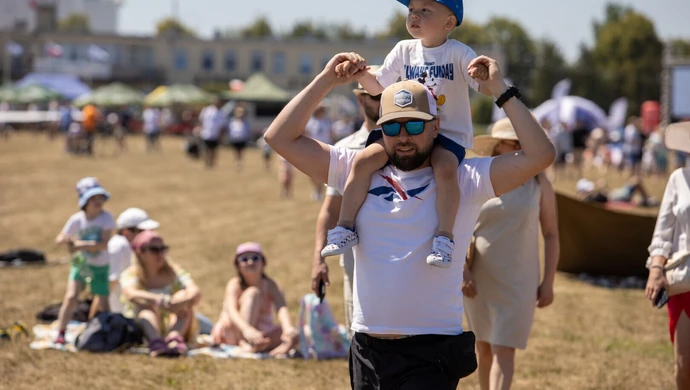 Ruszył FlyFest 2025. Wielka lotnicza impreza i 50 lat Aeroklubu w Piotrkowie ZDJĘCIA 