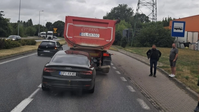 Kolizja na obwodnicy Miast Partnerskich. Osobówka wjechała w ciężarówkę