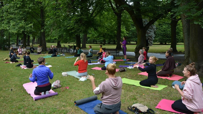 Joga w Parku Poniatowskiego – niedzielna tradycja relaksu i harmonii