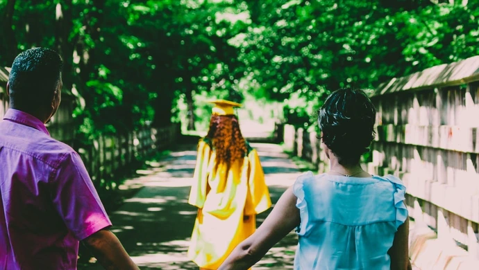 Darowizna na konto dziecka – limity, podatki i zgłoszenia do Urzędu Skarbowego