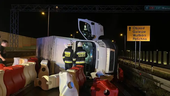 Bus przewrócił się na S8. Kierowca mógł zasnąć za kierownicą