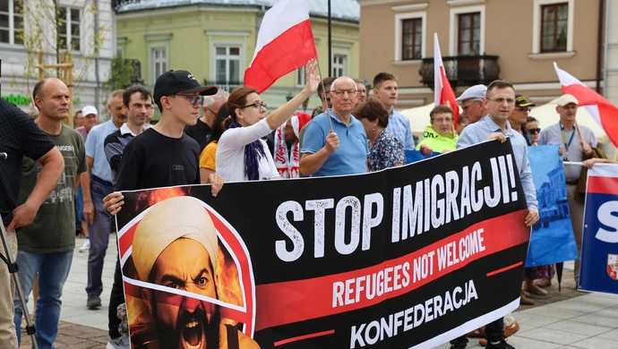 „Stop masowej imigracji!” – Konfederacja protestuje w Piotrkowie ZDJĘCIA
