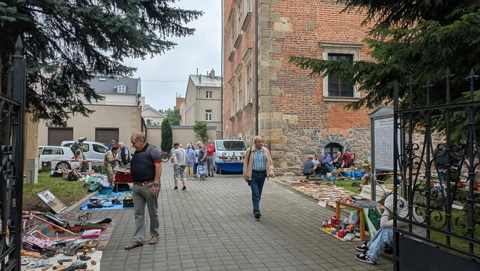 Co ciekawego można było znaleźć na piotrkowskiej giełdzie staroci? [Zdjęcia]