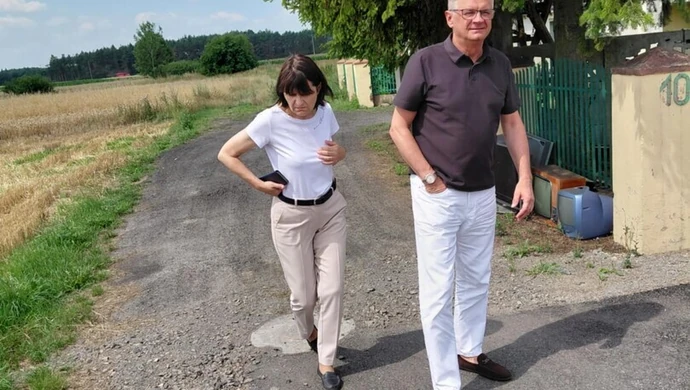 Wójt sprawdza postęp prac drogowych i remontów w gminie