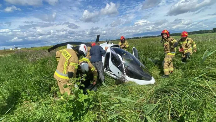 Wiatrakowiec rozbił się pod Piotrkowem. Pasażer zabrany przez LPR