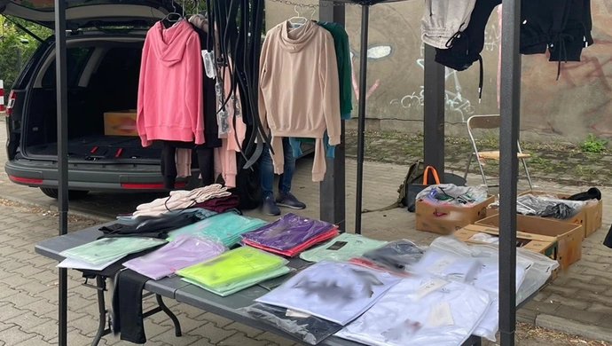 Podrobiona odzież i perfumy o wartości ponad 190 tys. zł zarekwirowane przez KAS