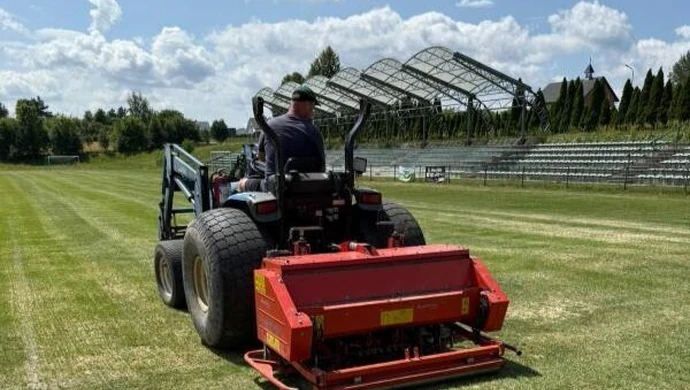 Kompleksowa pielęgnacja boiska przy ul. Cmentarnej w Gorzkowicach
