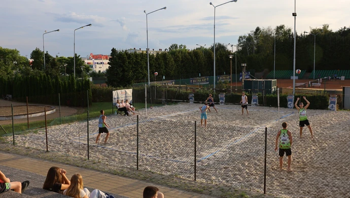 Nocny turniej siatkówki plażowej na Belzackiej trwa!