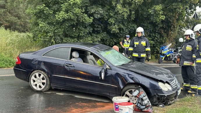 Dachowanie Mercedesa w Bujnach. 49-latek w szpitalu ZDJĘCIA
