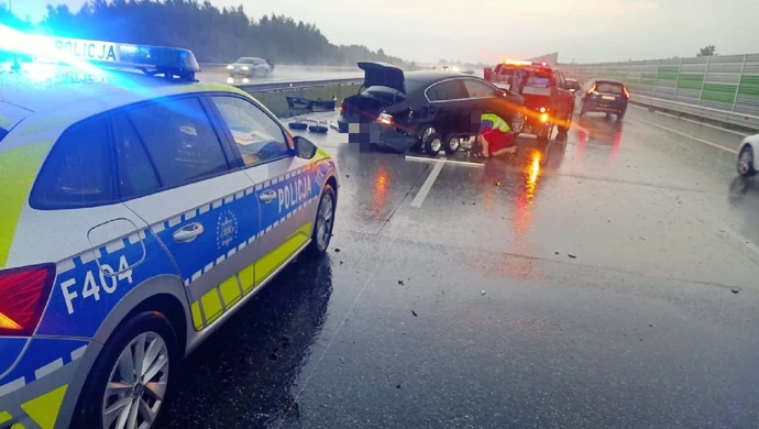 Kolizja na A1 pod Piotrkowem. Kierowca Passata uderzył w barierki
