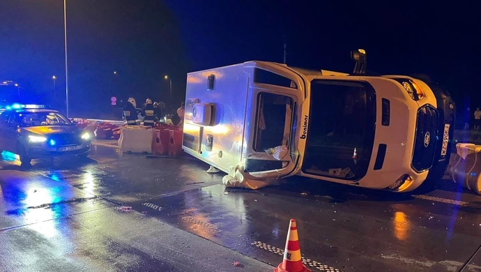 Przewrócony kamper na S8 ZDJĘCIA