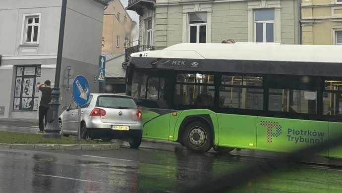 Zderzenie autobusu z osobówką na placu Kościuszki