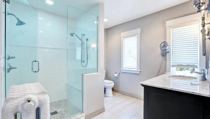 Ścianka prysznicowa – czym różni się od kabiny i kiedy warto ją wybrać?