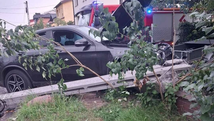 Groźne zdarzenie na skrzyżowaniu Nicianej i Ceramicznej. Mercedes uderzył w ogrodzenie
