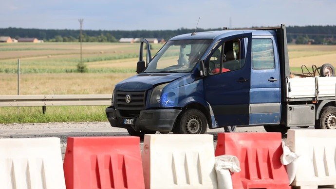 Wypadek na S8 pod Piotrkowem. Zderzenie dwóch pojazdów, jedna osoba ranna