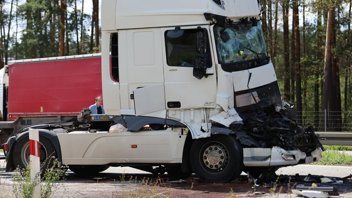 S8 pod Piotrkowem zablokowana po zderzeniu dwóch ciężarówek ZDJĘCIA