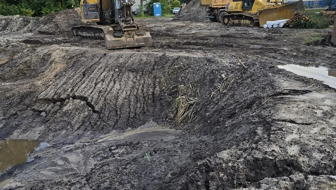  Remont zbiornika wodnego w Gorzędowie. Deszcz skomplikował inwestycję