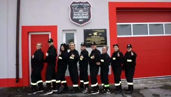 Druhny z OSP Parzniewice mają nowe mundury