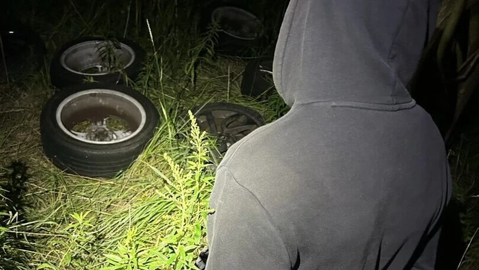 Kradł felgi i opony. Zatrzymany przez policjantów odpowie przed sądem