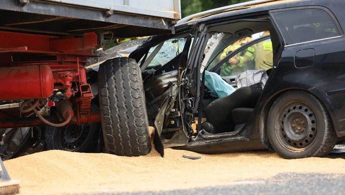 Koszmarny wypadek na DK74 w Woźnikach, traktor przewrócony na jezdnię ZDJĘCIA