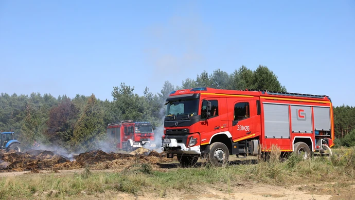 Spłonęło składowisko balotów słomy.  Czy to było celowe działanie? 