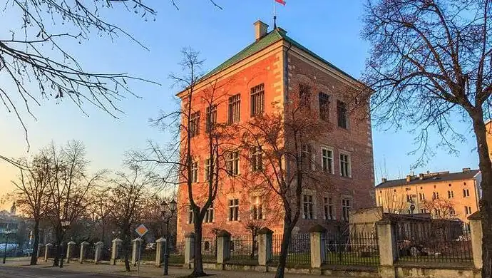 Historyczny symbol wraca na dach piotrkowskiego muzeum
