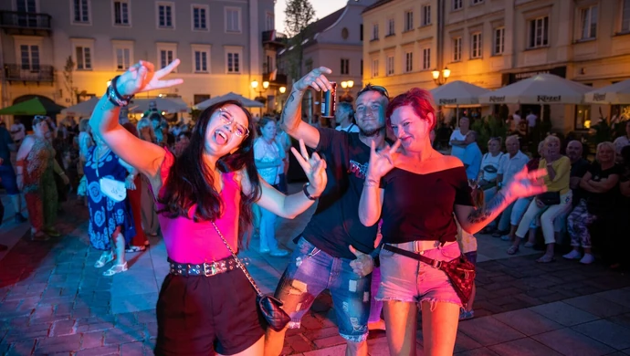 Fantastyczna zabawa w Piotrkowie. Rynek Trybunalski zamienił się w parkiet ZDJĘCIA