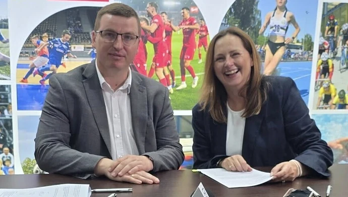 Umowa na modernizację boisk w gminie Czarnocin podpisana