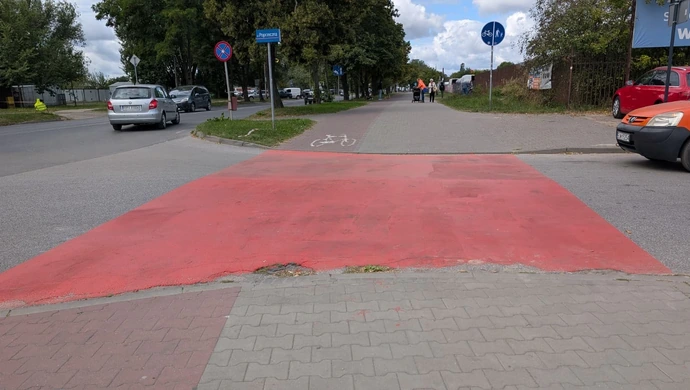 Niedomalowane "zebry" dla pieszych? Nie, to nowe rozwiązanie w Piotrkowie