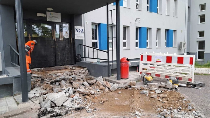 Remont schodów przed szpitalem w Piotrkowie. Główne wejście czasowo zamknięte