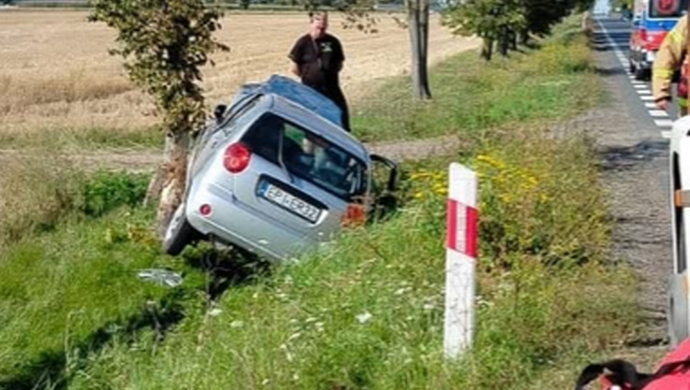 Wjechała do rowu, a potem uderzyła w drzewo